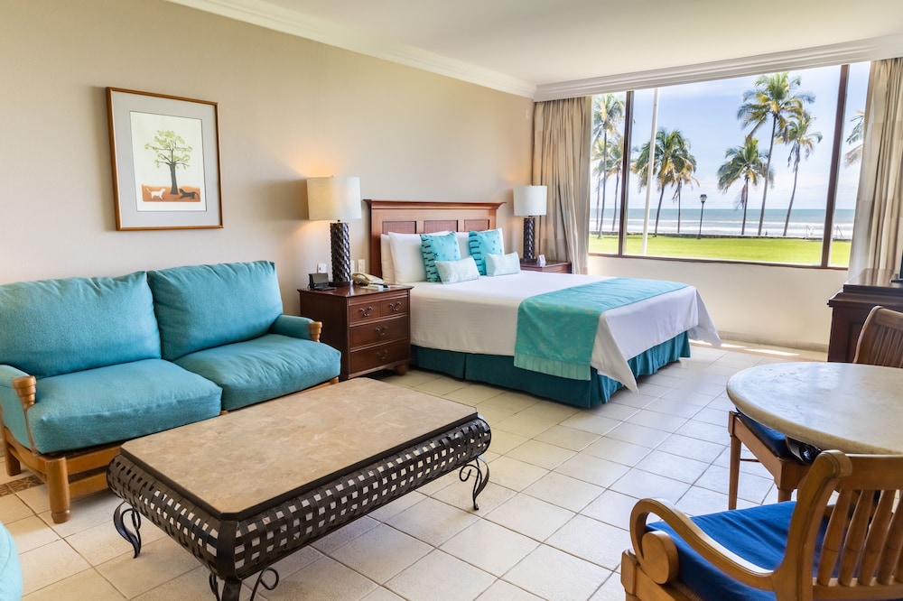 Junior Suite, 1 King Bed, Ocean View - Photo 2
