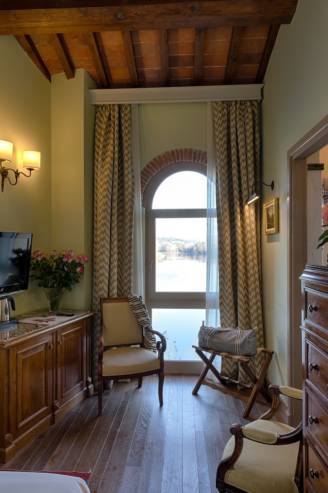 Superior Room, 1 Queen Bed, Non Smoking, River View thumbnail 5