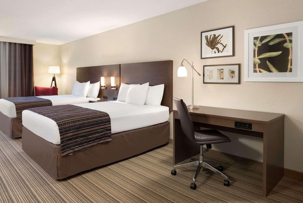 Suite, Multiple Beds, Non Smoking photo 3