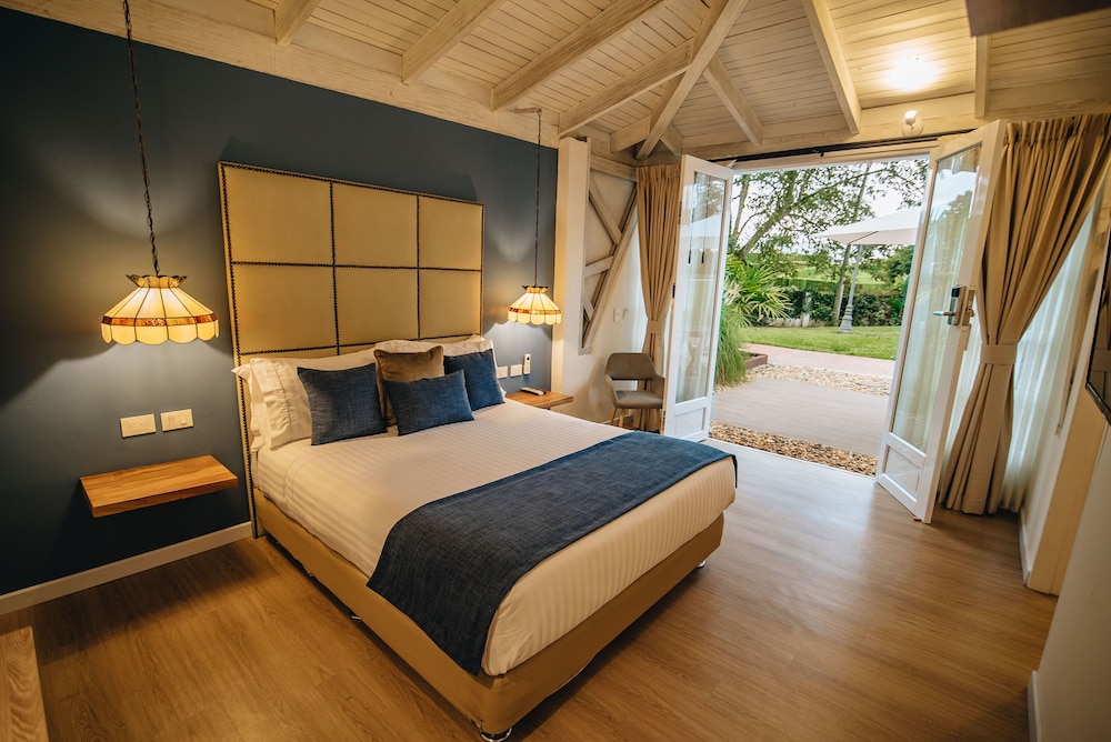 Standard Double Room, 1 Queen Bed, Pool View (First Level)
