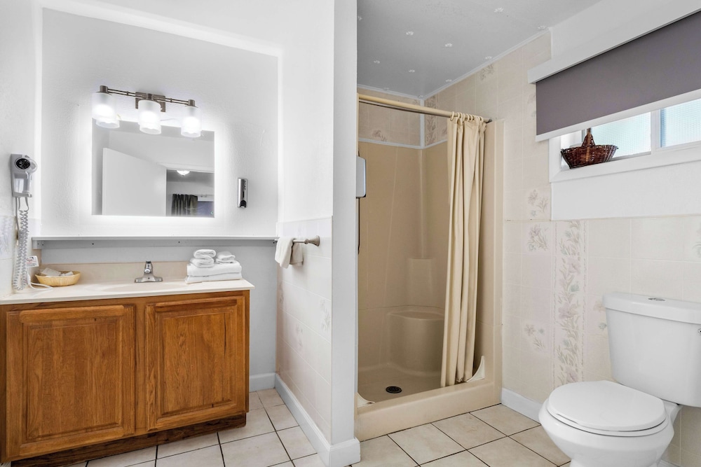 Suite, 1 King Bed, Non Smoking, Kitchen - Photo 8