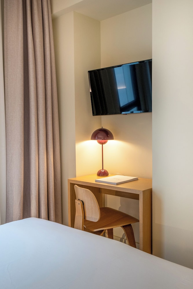 Superior Double Room thumbnail 6