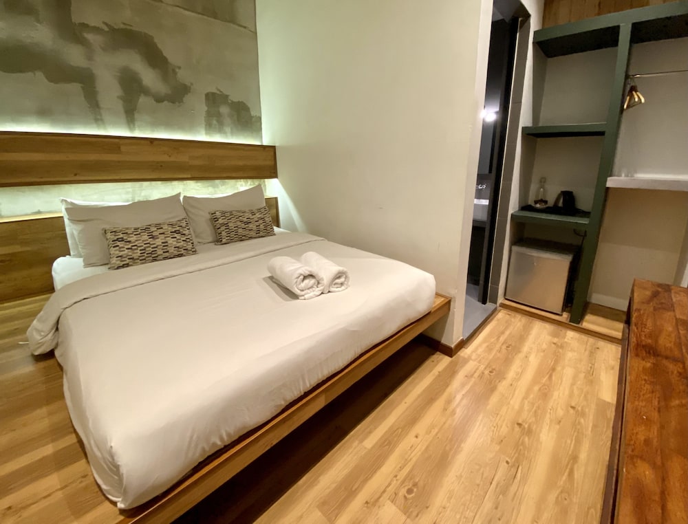 Standard Room, 1 Queen Bed, No Windows