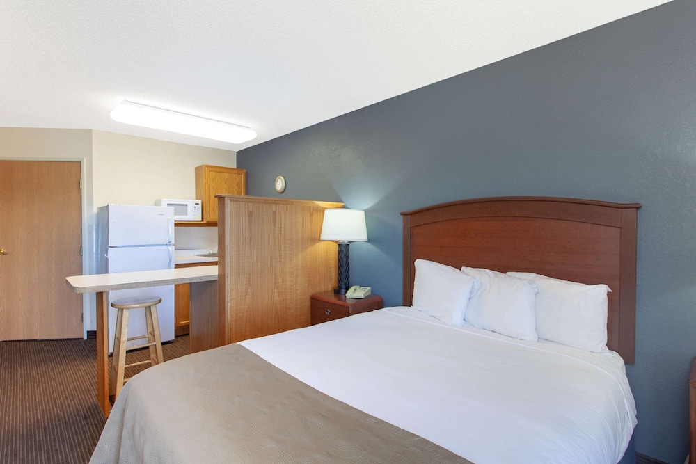 Deluxe Room, 1 Queen Bed, Non Smoking (Efficiency, Upper Floor)