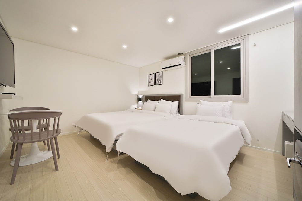 Premier Twin Room - Photo 4