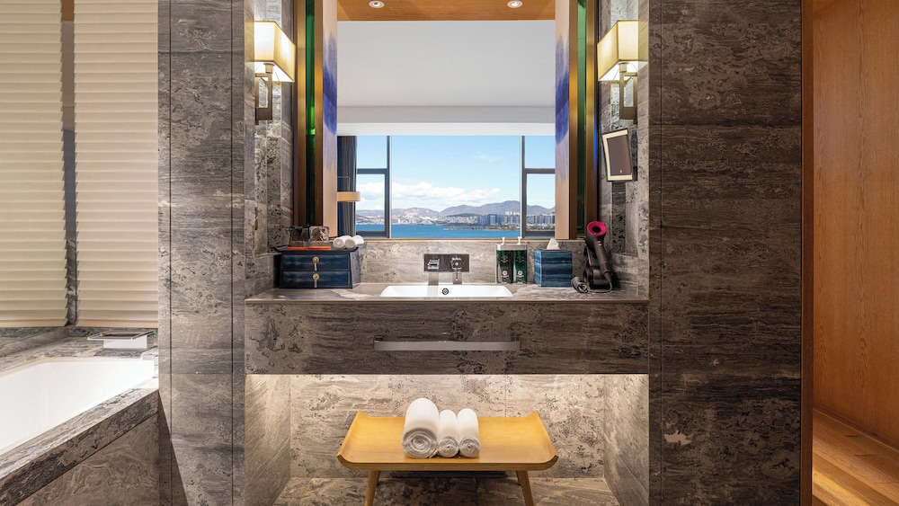 Standard Room, 1 King Bed, Lake View (140 Degree Lake View High Floor)