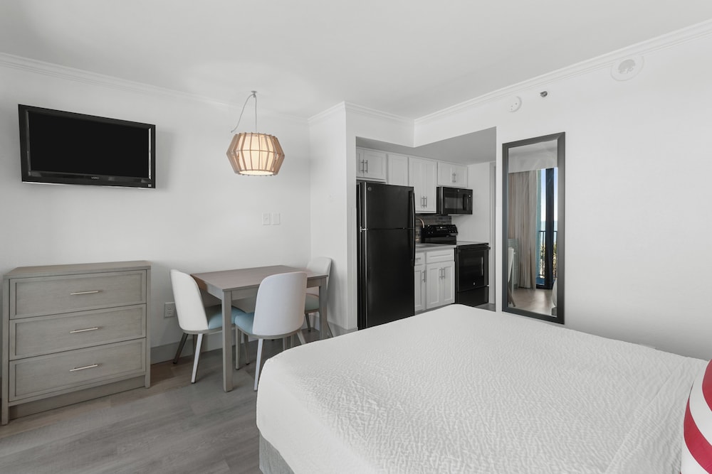 Schooner Oceanfront Deluxe Junior Cabana Suite - Photo 3