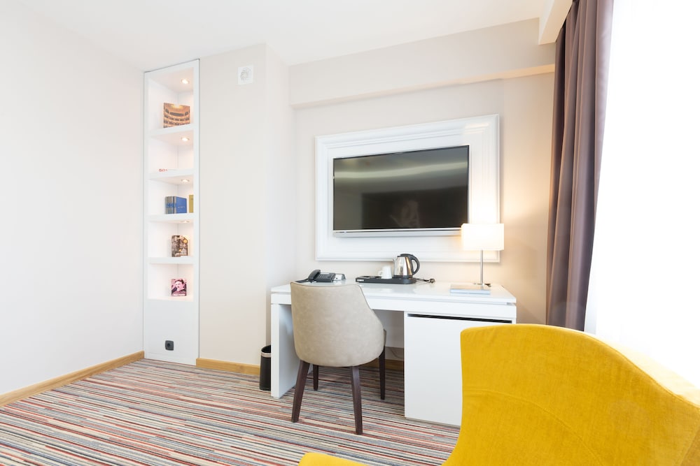 Signature Suite, 1 King Bed with Sofa bed, Non Smoking, Balcony photo 3