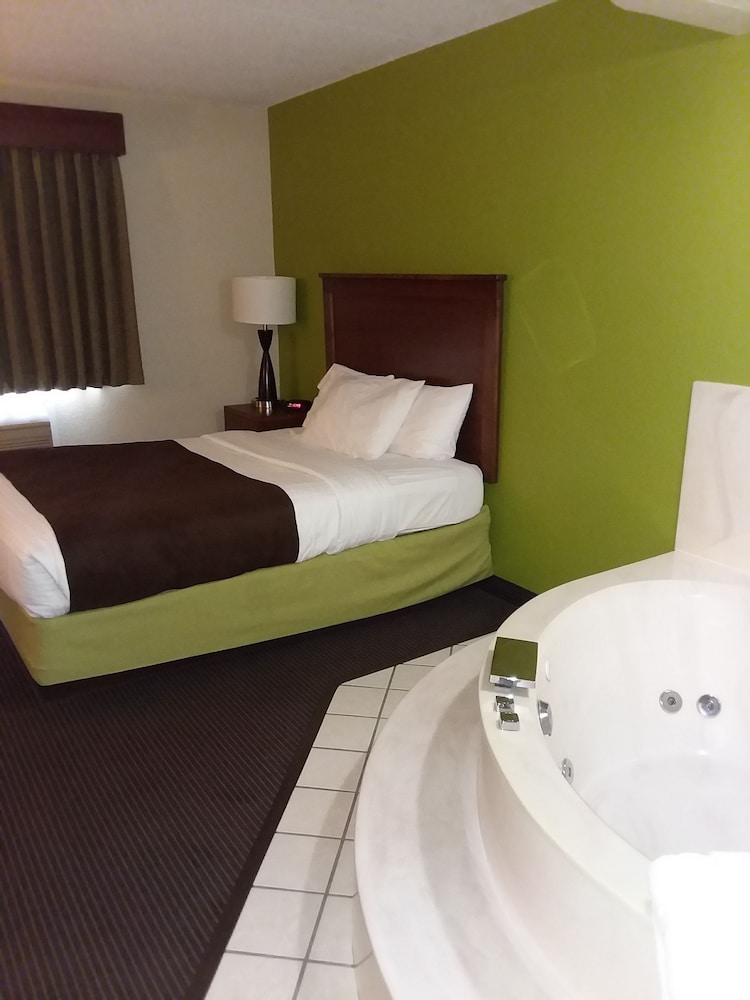 Suite, 1 Queen Bed, Non Smoking photo 2