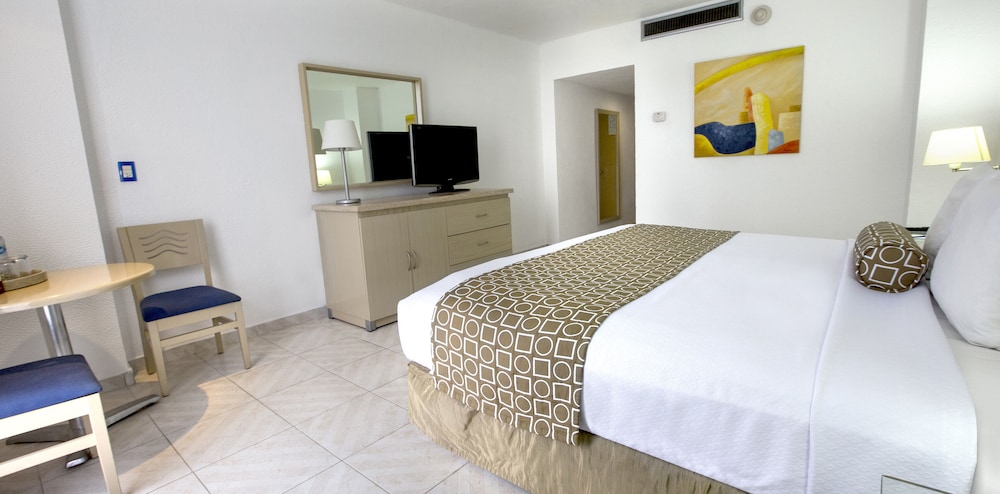 Deluxe Room, 1 King Bed, Balcony, Partial Ocean View - Photo 6