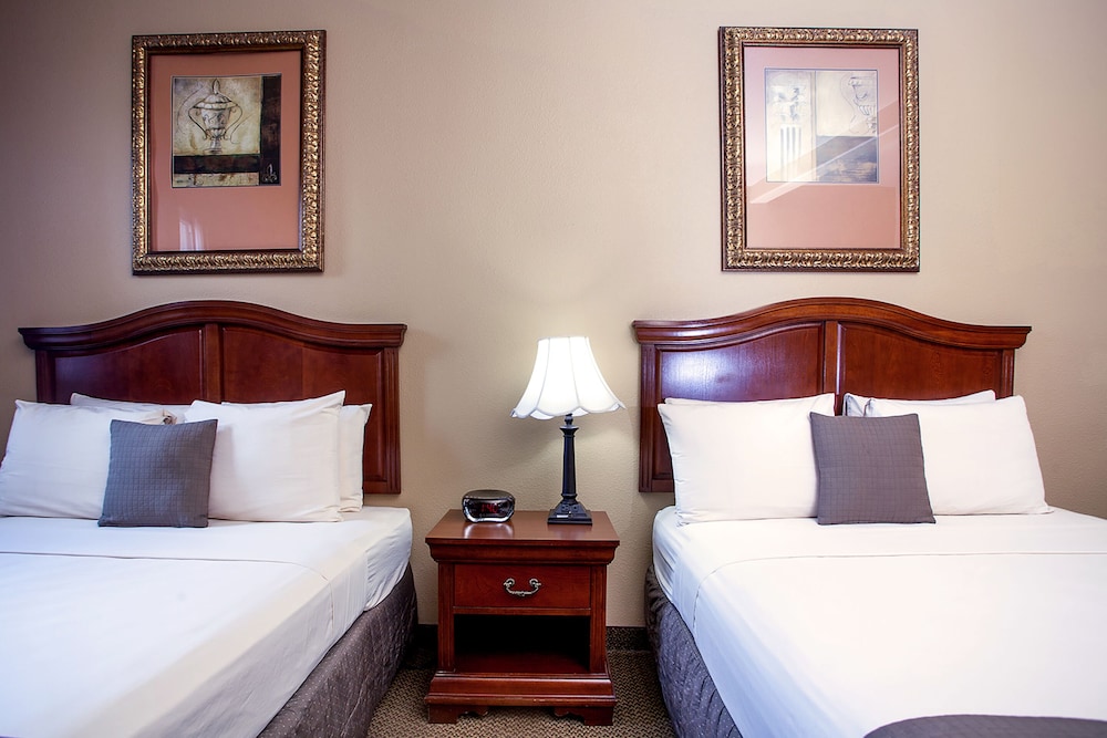 Room, 2 Queen Beds, City View - Photo 2