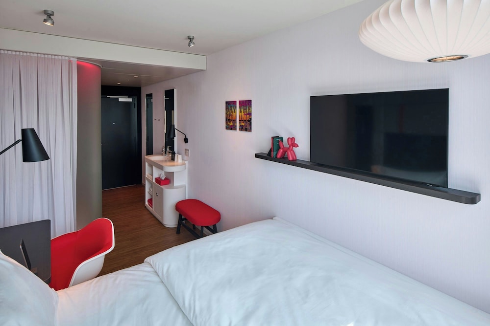 Premium Room, 1 King Bed (View) thumbnail 5