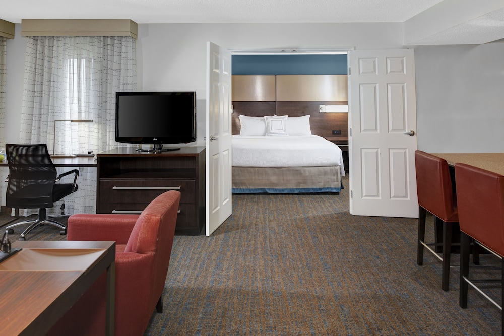 Suite, 2 Bedrooms (Mobility/Hearing Access, Roll-In Shwr) photo 2