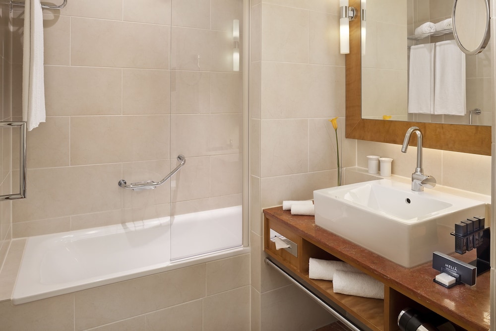 Meliá Room (2 adults + 1 Child) - Photo 6