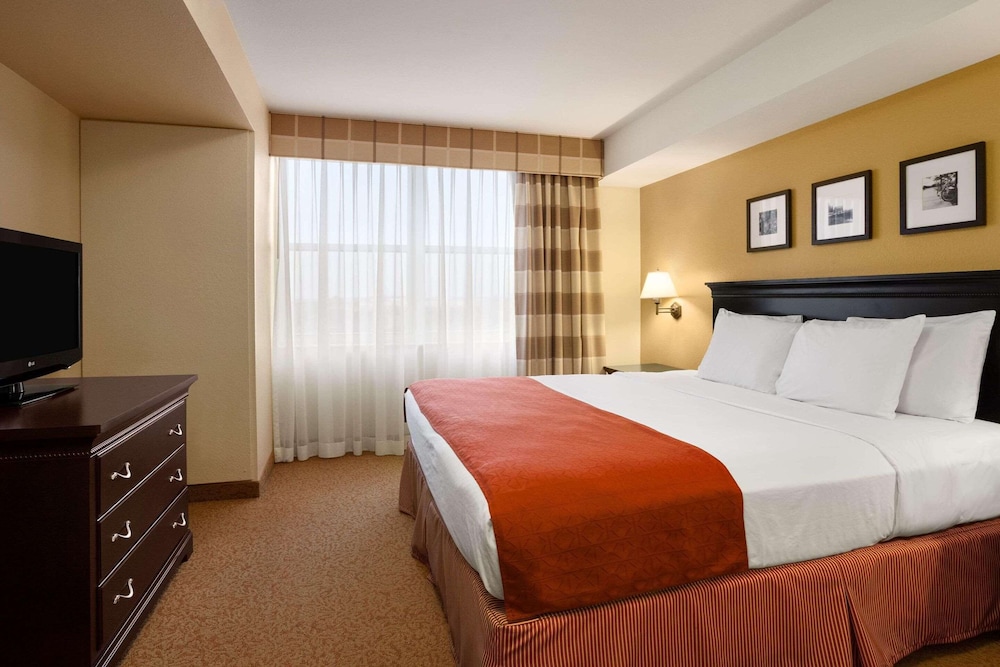 Suite, 1 King Bed, Non Smoking, Jetted Tub - Photo 3