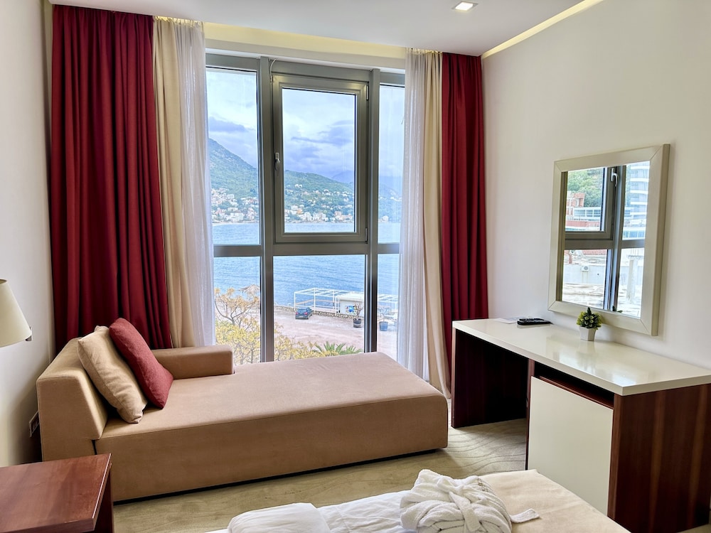 Superior Room, Refrigerator, Partial Sea View photo 1