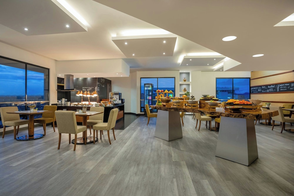 Club Suite, 1 Bedroom, Club Lounge Access (High Floor) - Photo 7