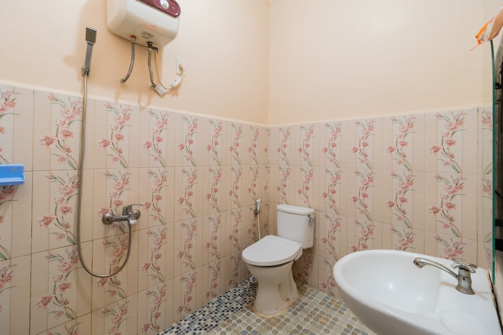 Double Room (RedDoorz) - Photo 9