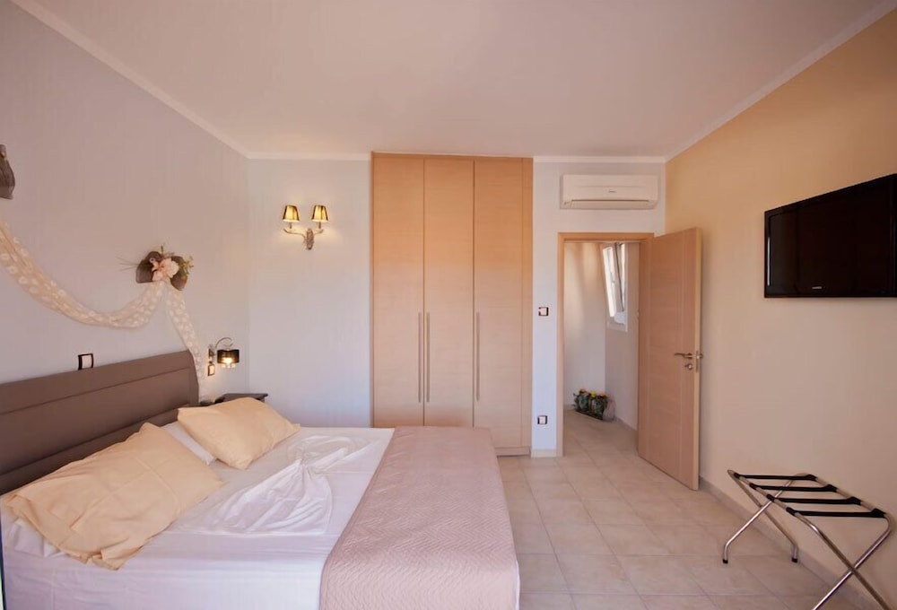 Maisonette with Jetted Tub photo 2