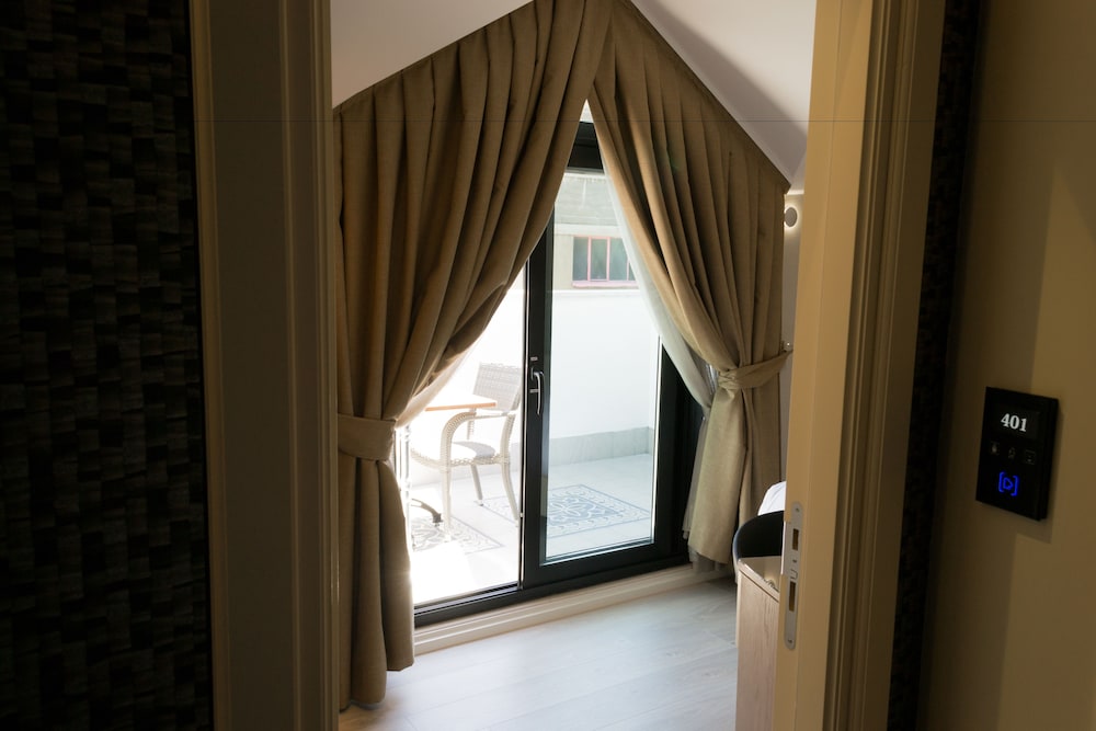 Deluxe Room, 1 Queen Bed, Terrace, Partial Sea View photo 3