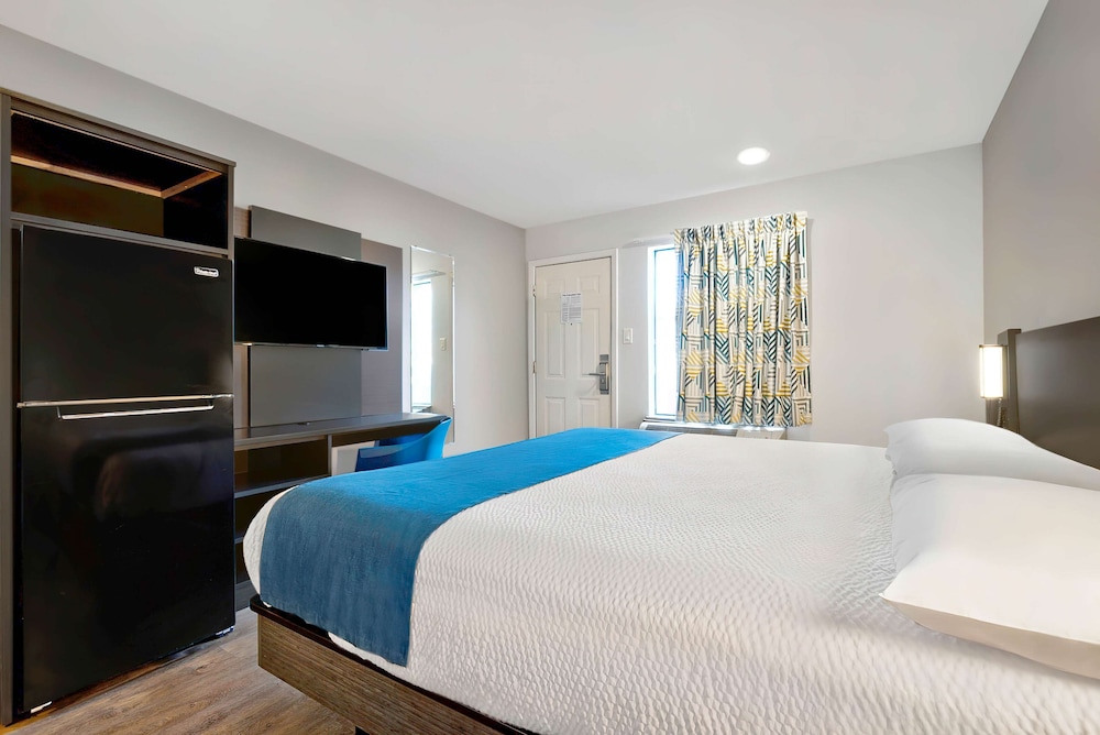 Standard Room, 1 Queen Bed, Non Smoking photo 3