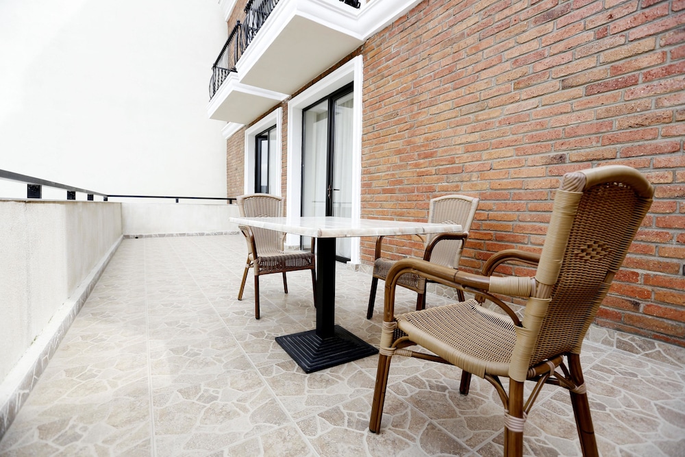 Comfort Suite, 1 Queen Bed, Balcony, City View photo 2