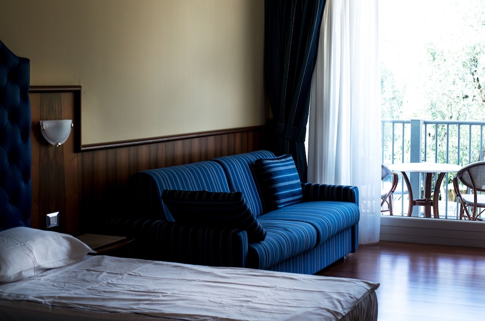 Deluxe Double Room, Lake View (3 pax) - Photo 4