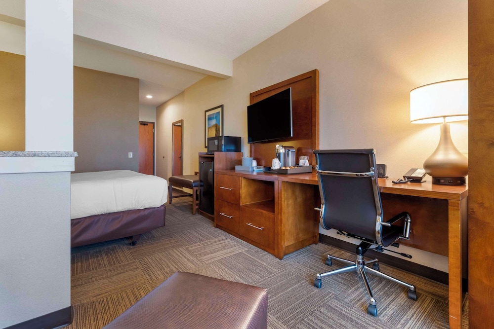 Standard King City Suite - Photo 6