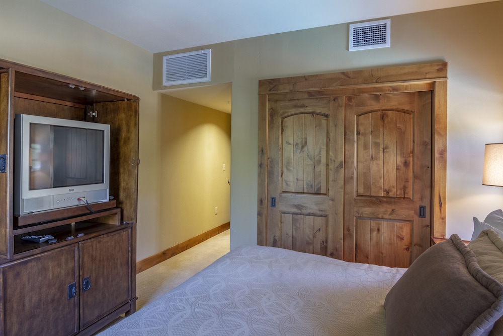 Apartment, Multiple Beds (Three-Bedroom Deluxe Apartment) photo 2
