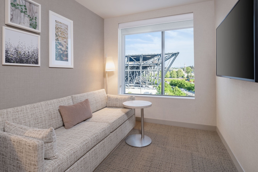 Suite, 1 Bedroom - Photo 2