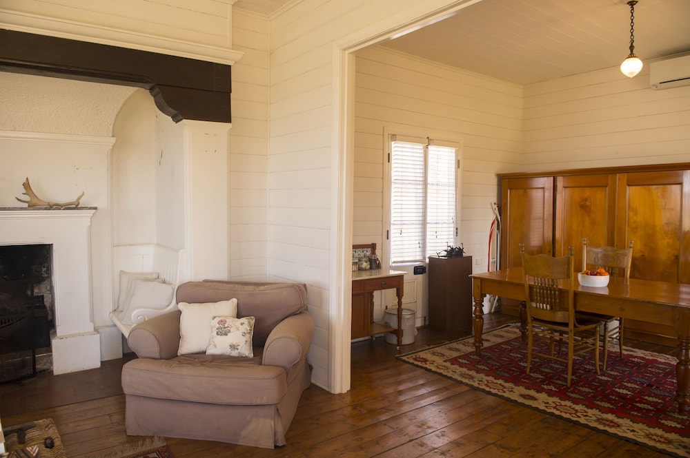 Comfort Suite, 1 King Bed, Refrigerator & Microwave, Hill View photo 3
