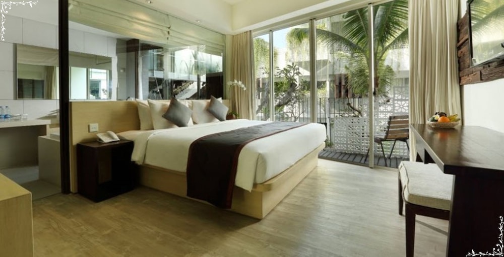 Grand Deluxe Balcony - Photo 3