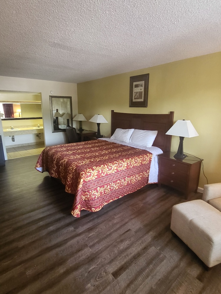 Standard Room, 1 King Bed photo 1