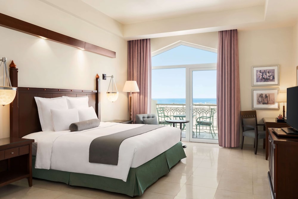 Room, 1 King Bed, Non Smoking (Ocean & Mountain View) - Photo 2
