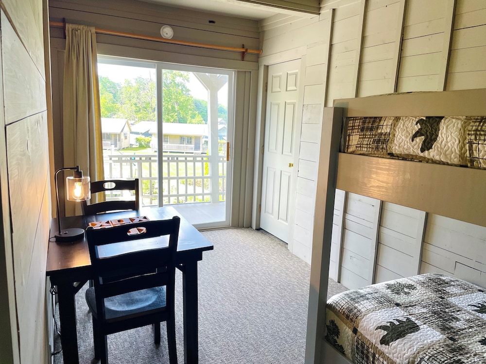 Panoramic Suite, Multiple Beds photo 3