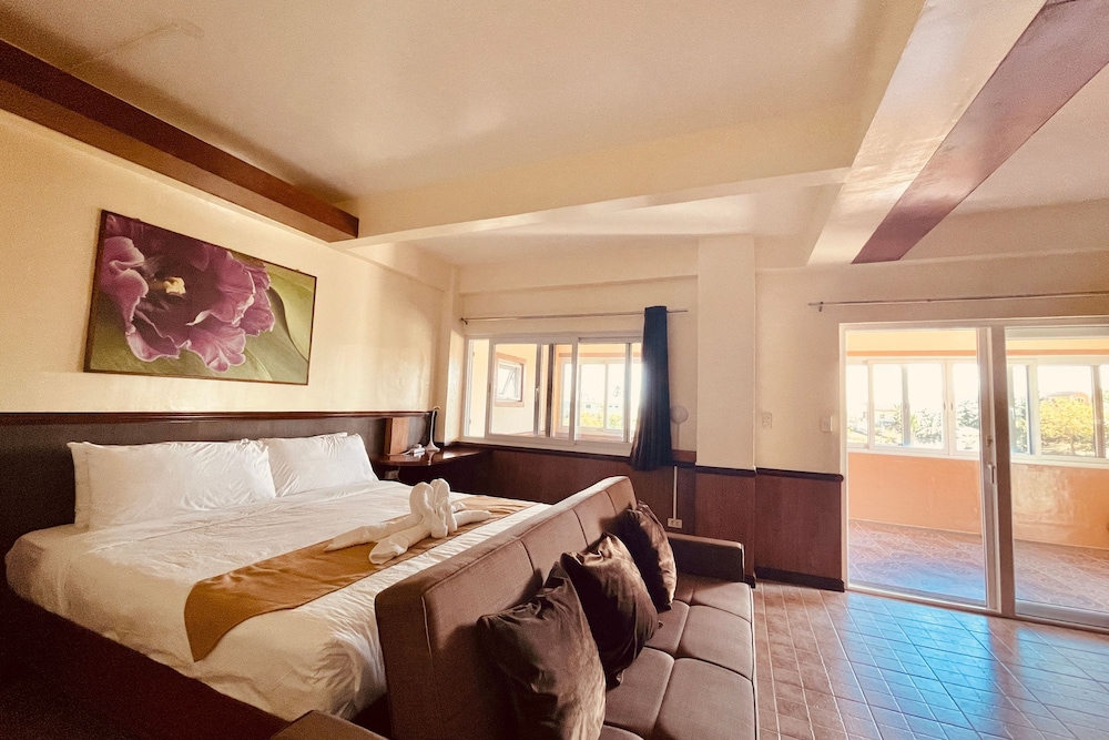 Deluxe Room, 1 King Bed photo 3