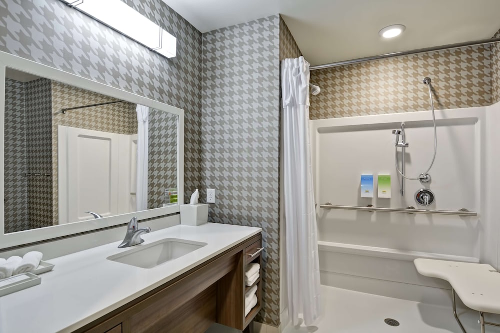 Studio, 1 King Bed, Accessible (Mobility & Hearing, Roll-in Shower)