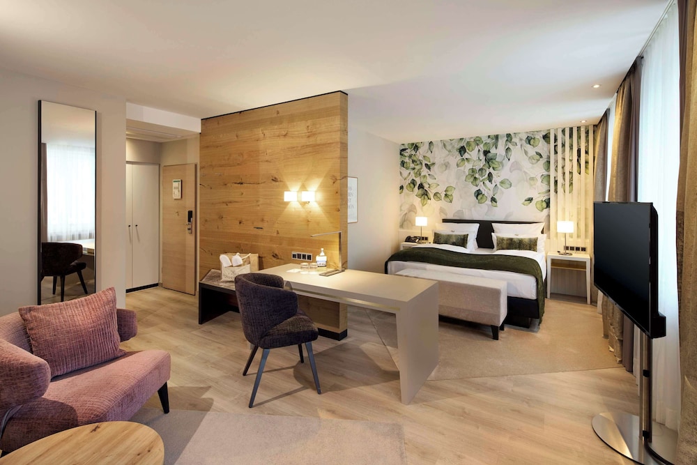 Junior Suite, 1 Double Bed, Balcony, Park View (Converts to 2 Twin Beds) photo 1