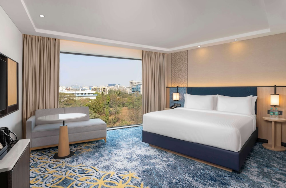 Room, 1 King Bed (Runway View)