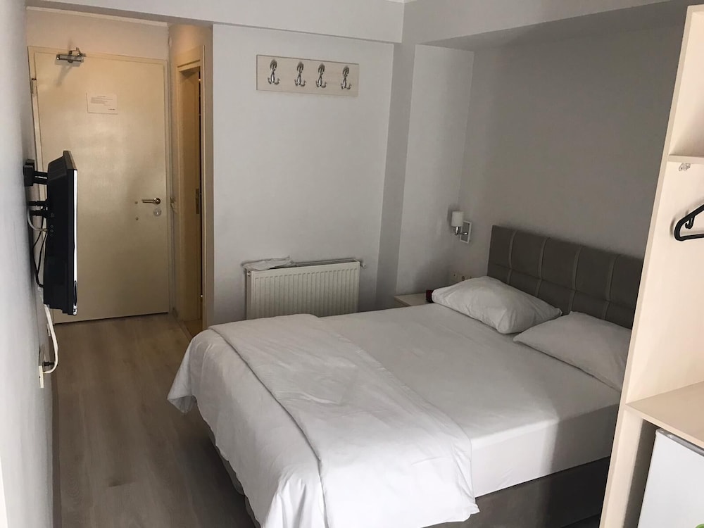 Basic Room, 1 Queen Bed, Non Smoking photo 3