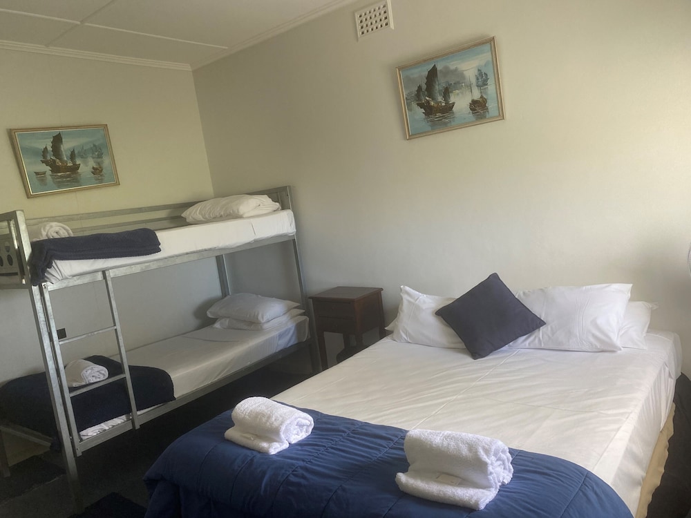 Standard Room (Hotel Room with Ensuite) photo 1