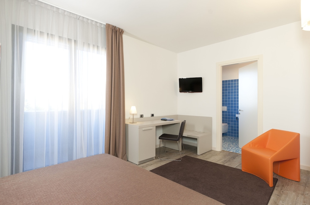 Comfort Room, 1 King Bed, Non Smoking - Photo 7