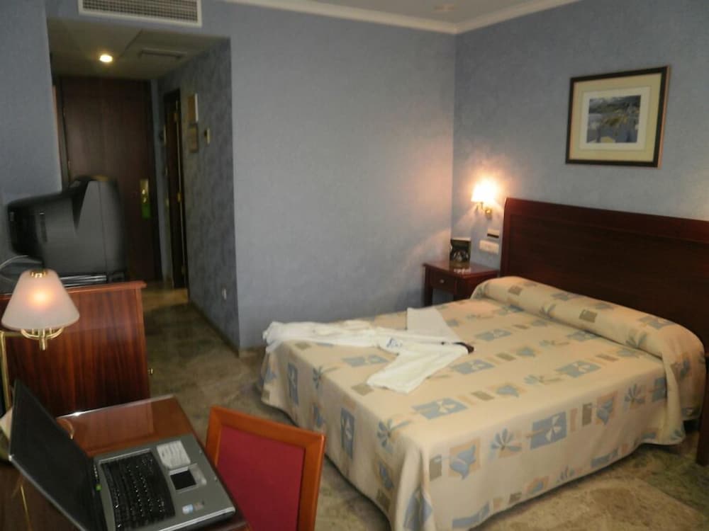Standard Double or Twin Room - Photo 5