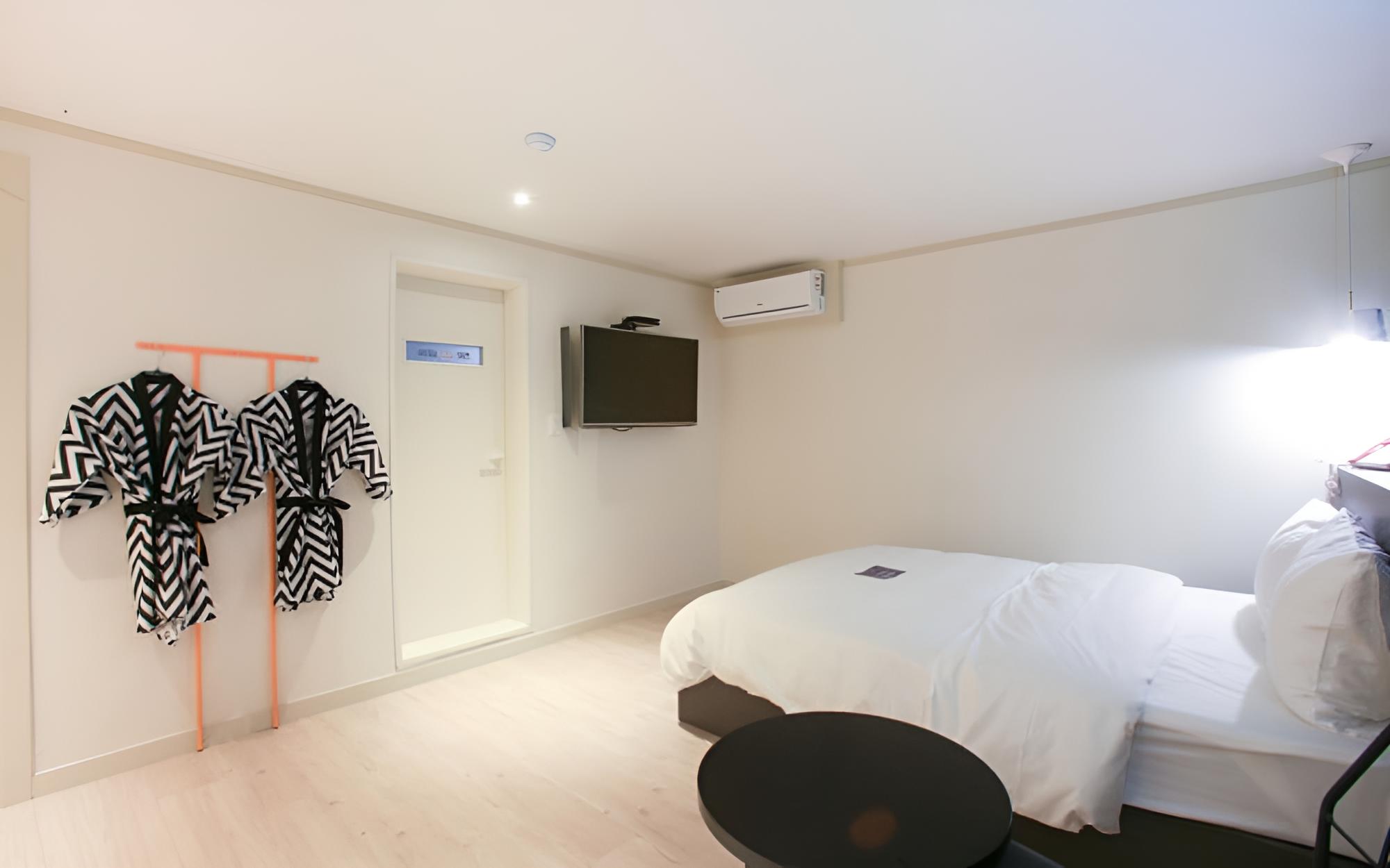 Room (Cinema Zone (65-inch smart TV availab) photo 3