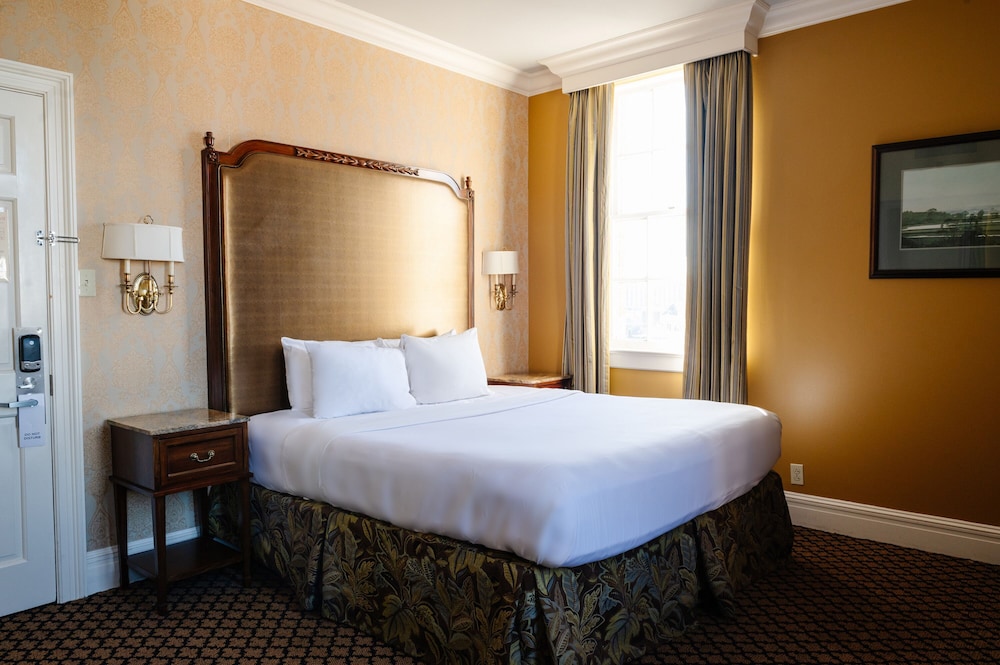 King Room (24/7 Front Desk) - Photo 3
