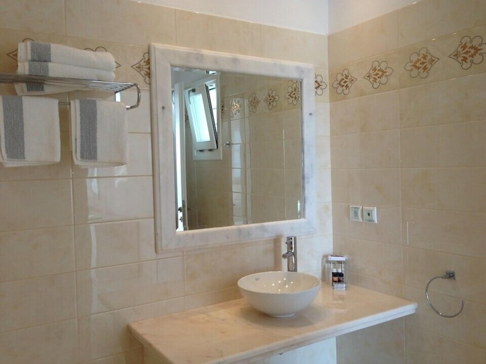 Deluxe Room, Partial Sea View photo 2