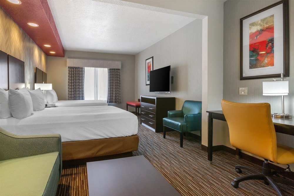 Suite, 2 Queen Beds, Non Smoking, Refrigerator & Microwave (with Sofabed) photo 3