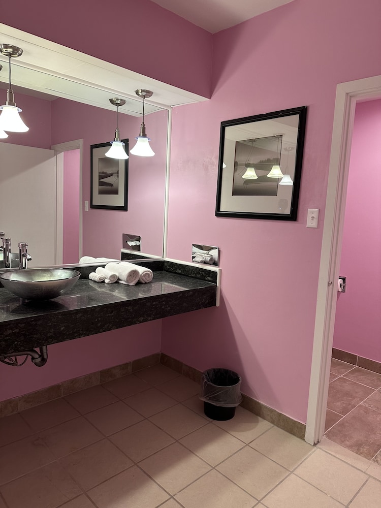 Honeymoon Suite with Hot Tub & Fireplace - Photo 10