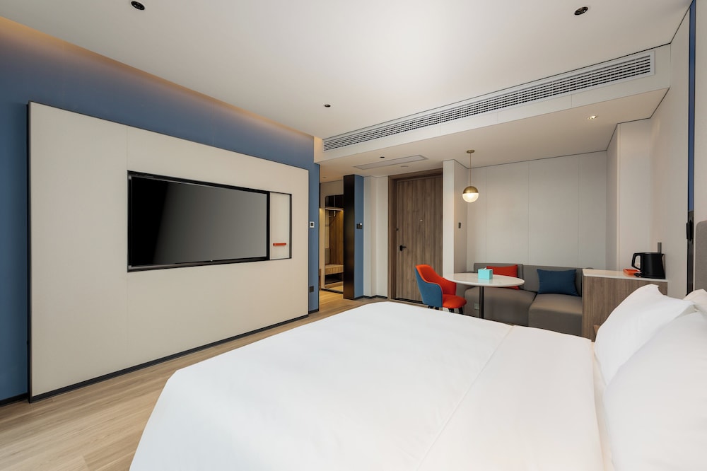 1 King Standard Extra Floor Space