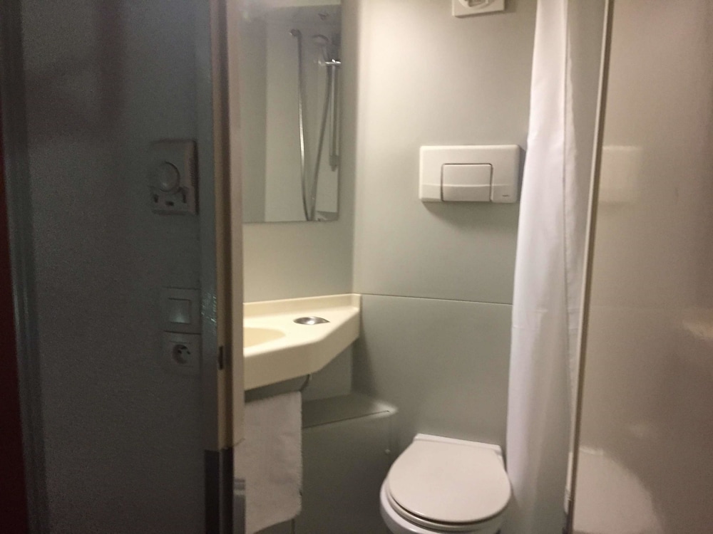 Standard Room, 3 Twin Beds - Photo 12